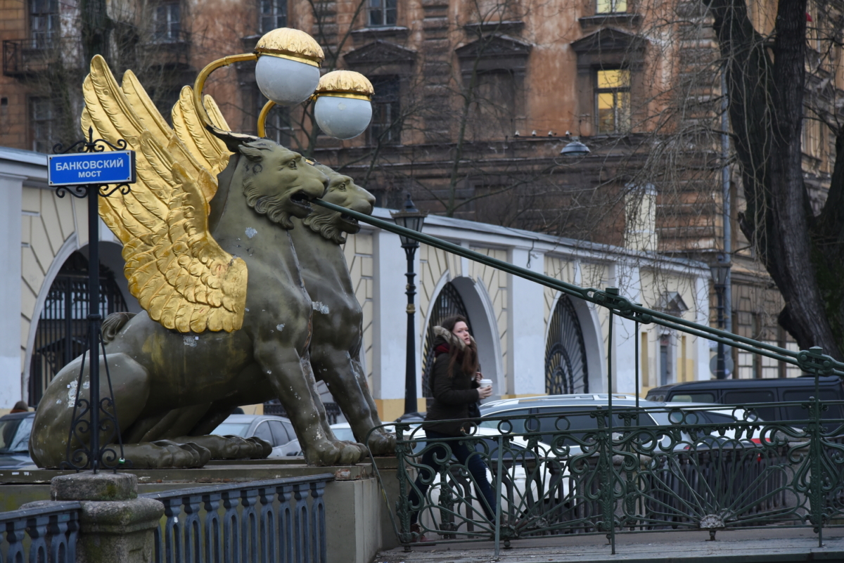 СПБГЭУ И банковский мост в Санкт-Петербурге