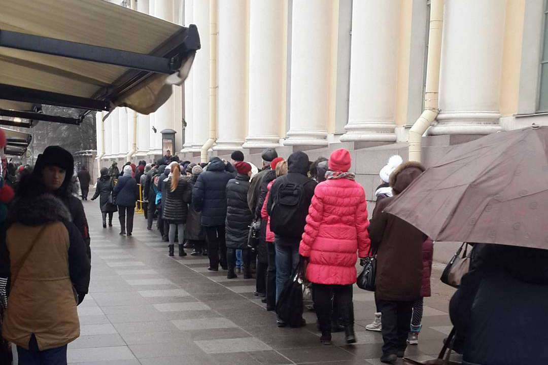 Очередь в музей зимой СПБ