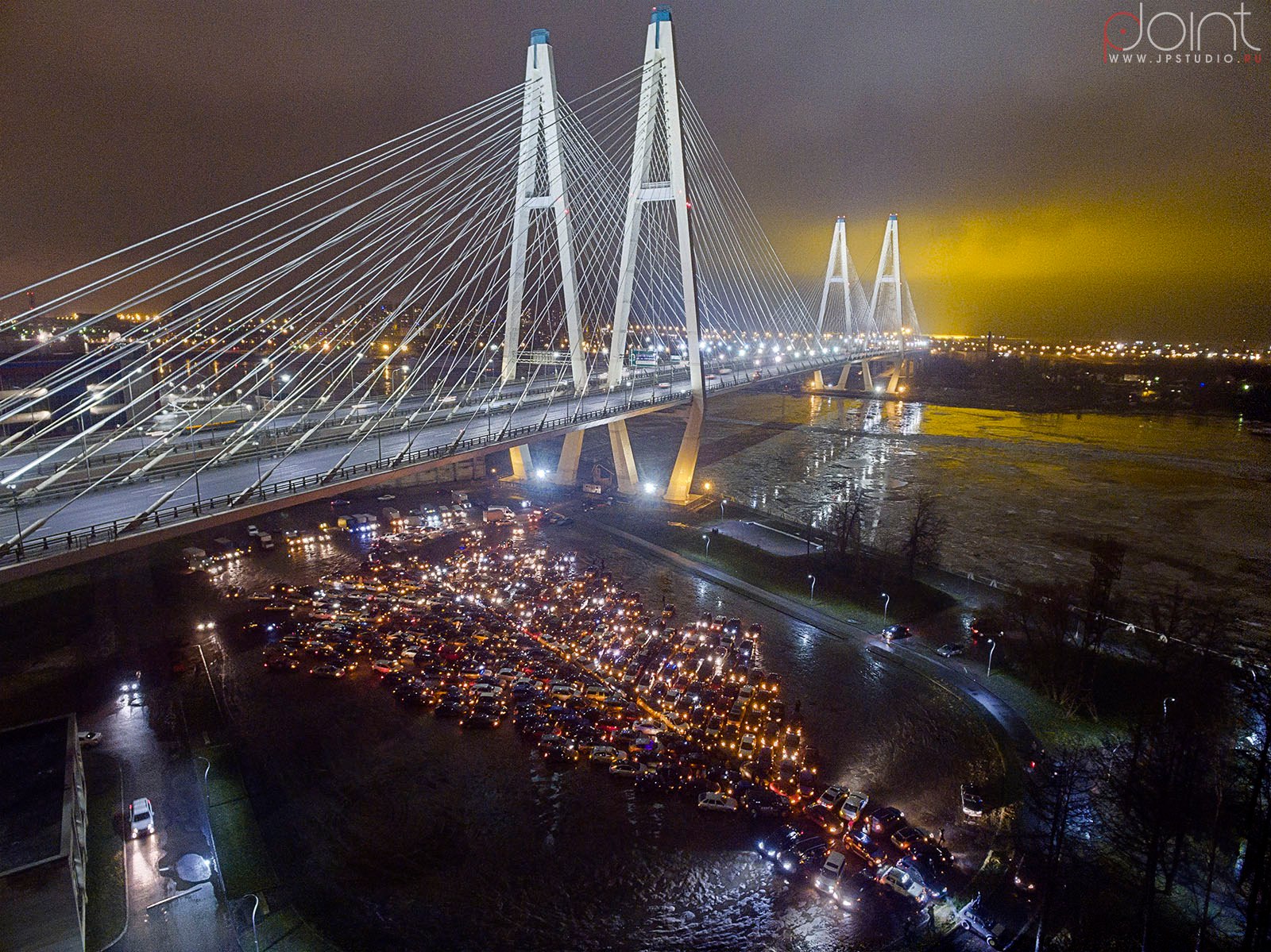 под вантовым мостом