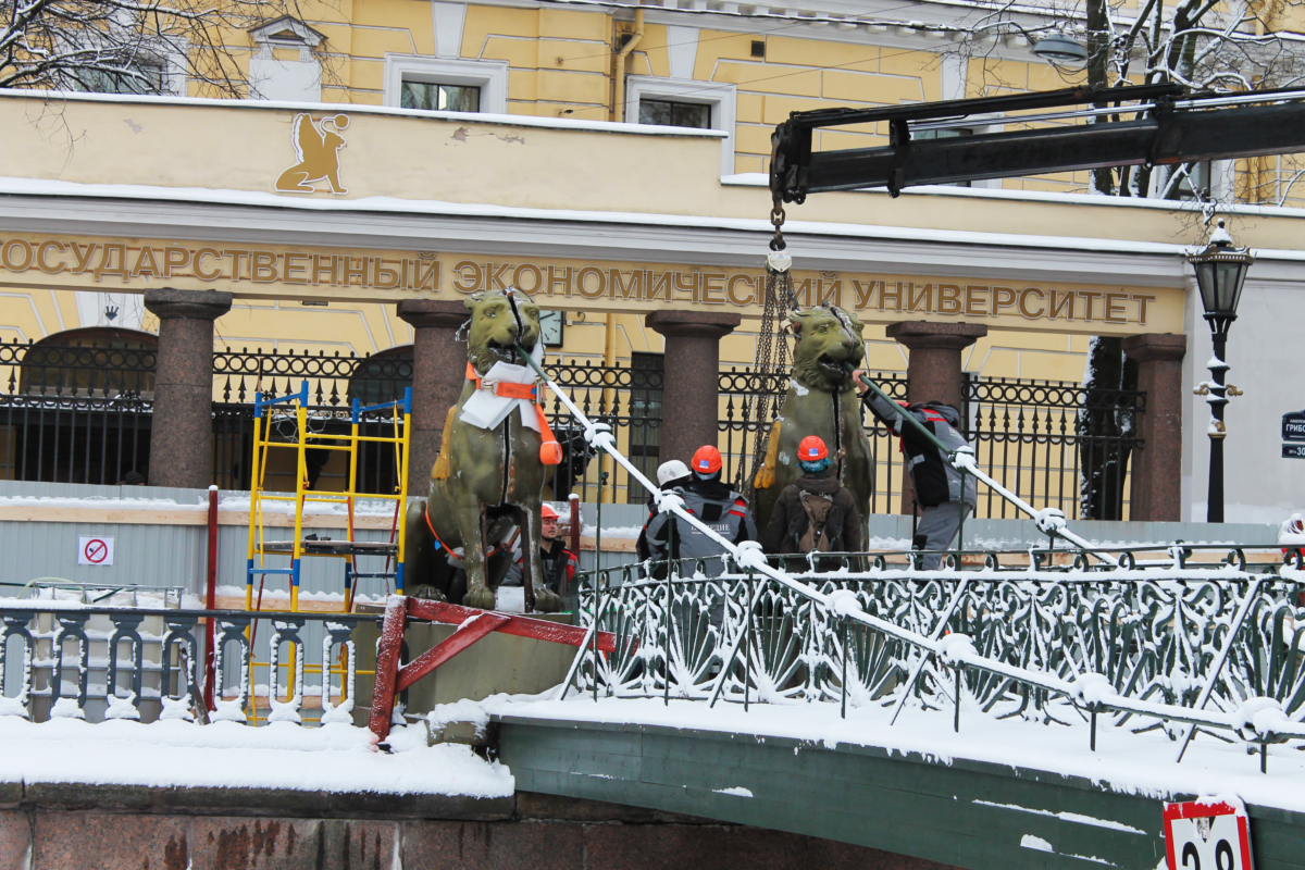 банковский мостик в санкт петербурге