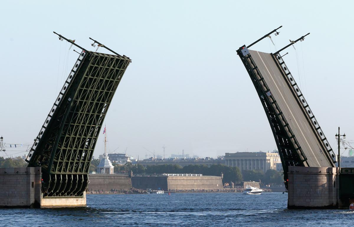 Нарисовали на дворцовом мосту