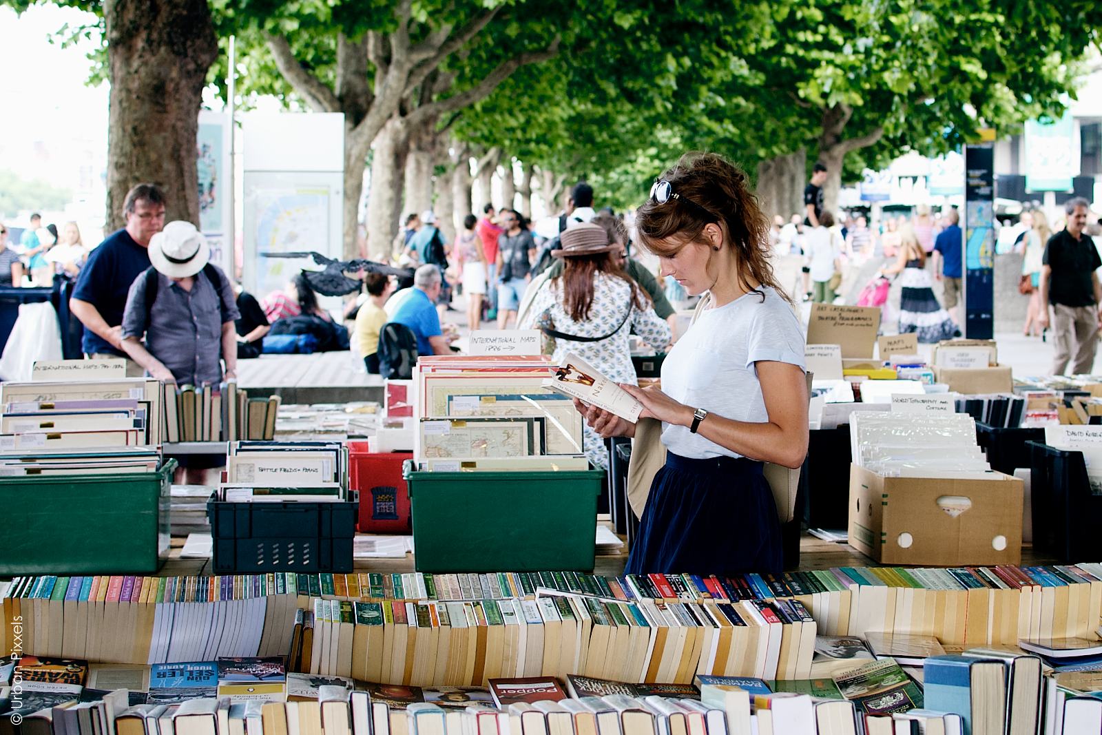 Книжные аллеи. Книжная ярмарка в Симферополе. Чтение на улице. Книжная ярмарка на улице. Чтение в городе.