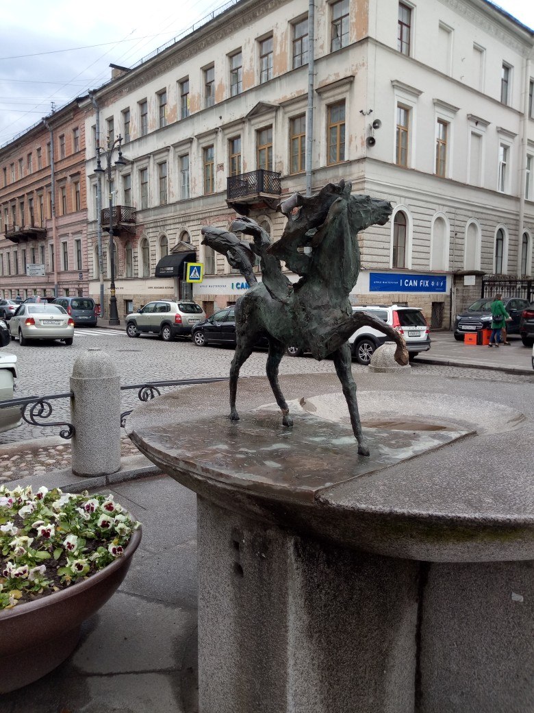 Кони памятник в санкт петербурге. Пегас памятник в Санкт-Петербурге. Пегас в Санкт-Петербурге на большой Конюшенной. Большая Конюшенная скульптура Пегаса. Памятник Пегас в Питере.