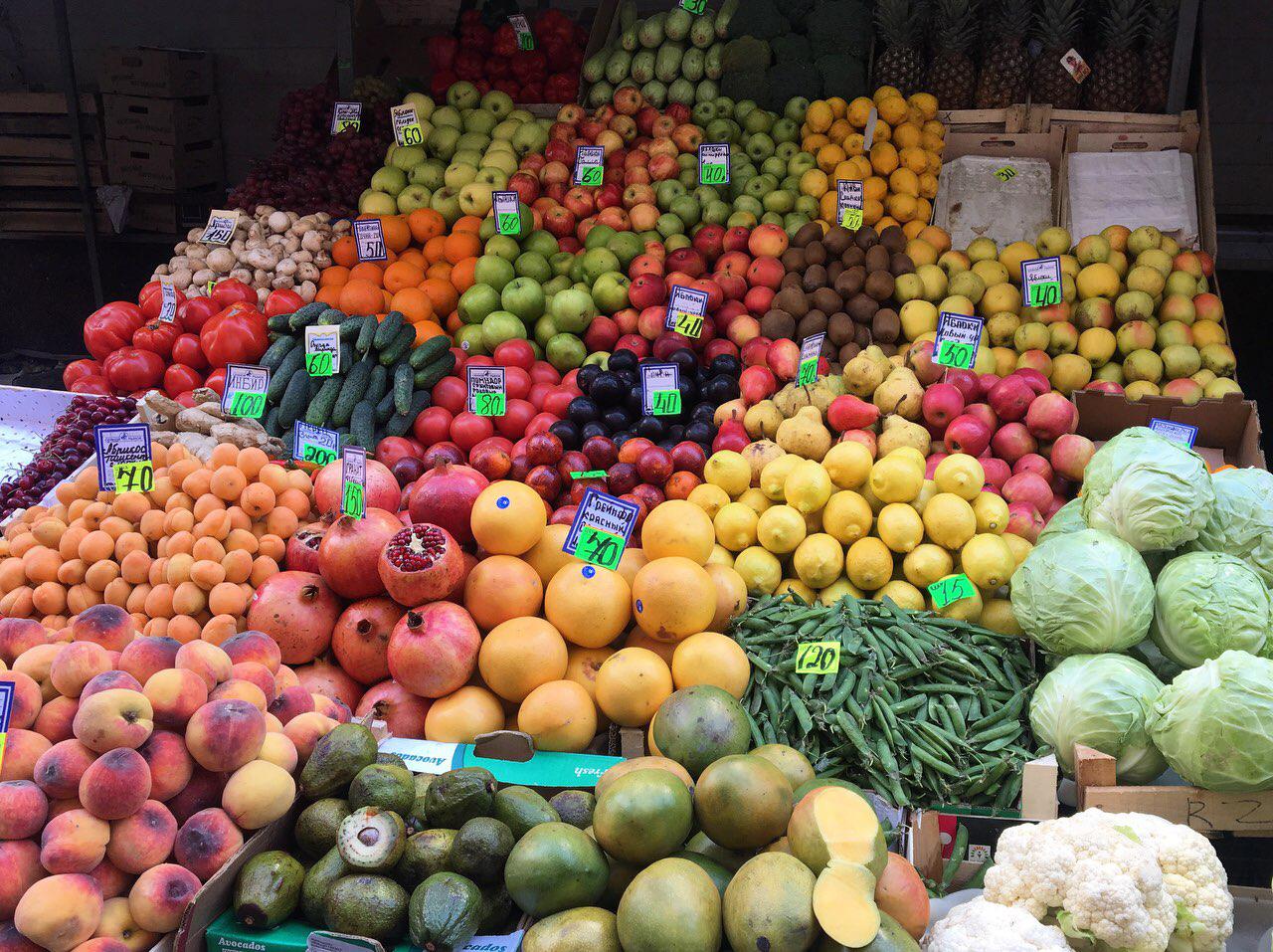 Плодовые спб. Овощной рынок на Сенной. Рынок на Сенной СПБ овощной. Сенной рынок фрукты. Черешня на Сенном рынке.