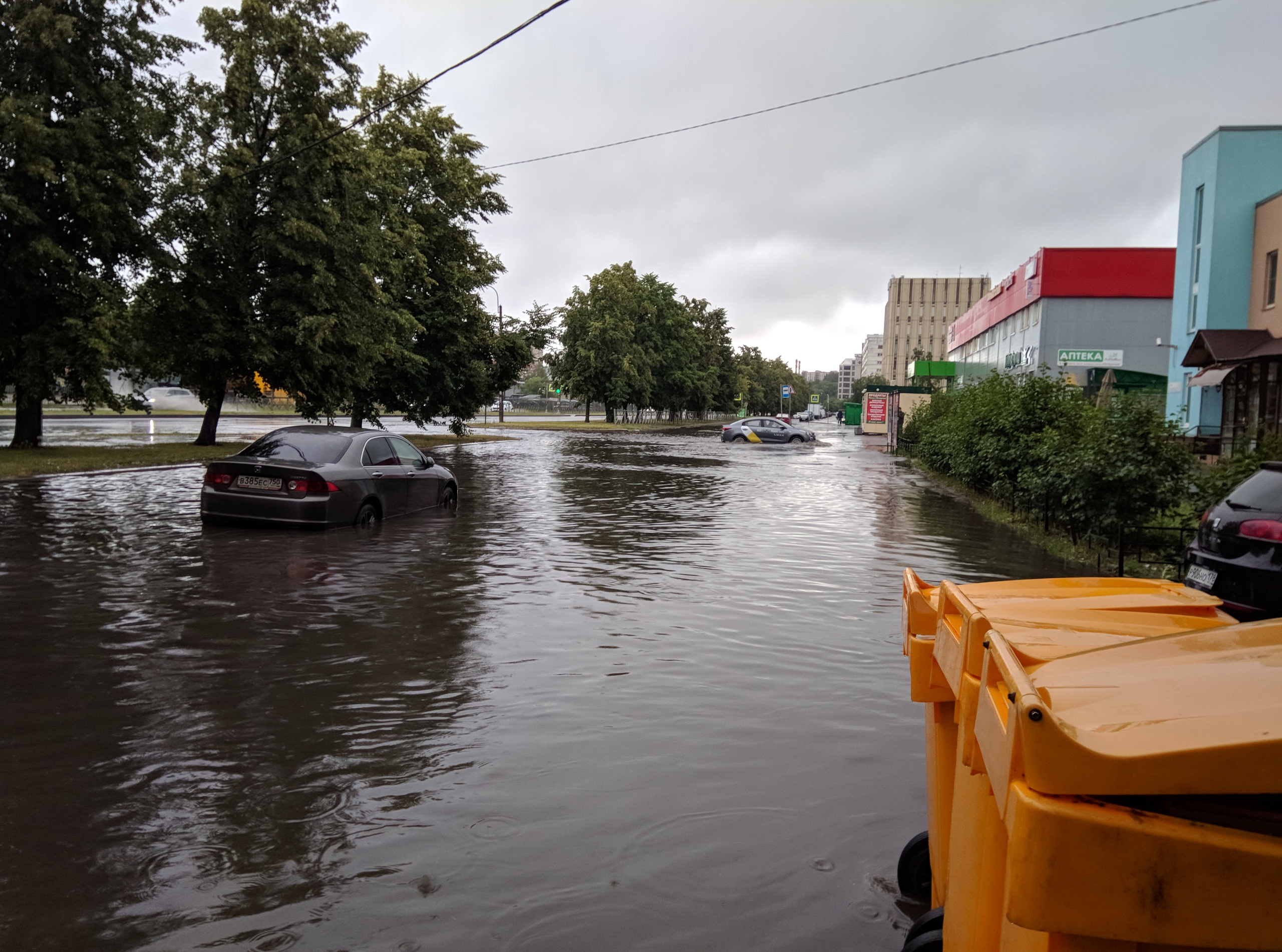 Наводнение в санкт петербурге. Потоп в Санкт-Петербурге 2019. Наводнение на Парашютной улице в Санкт Петербурге. Санкт Петербург затопила. Наводнение в Петербурге 2005.