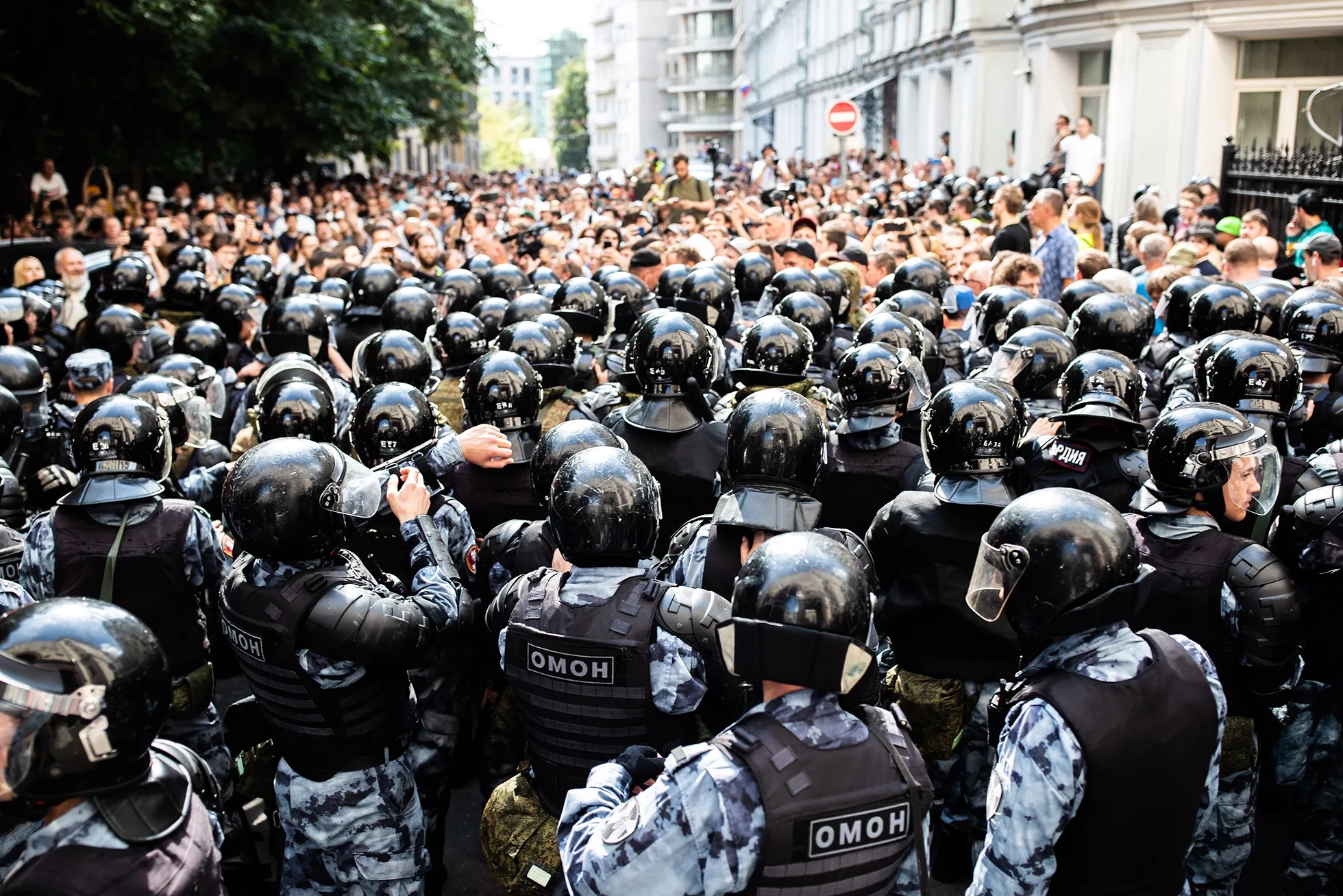 Против полиции. Толпа ОМОНА. Каска ОМОНА.