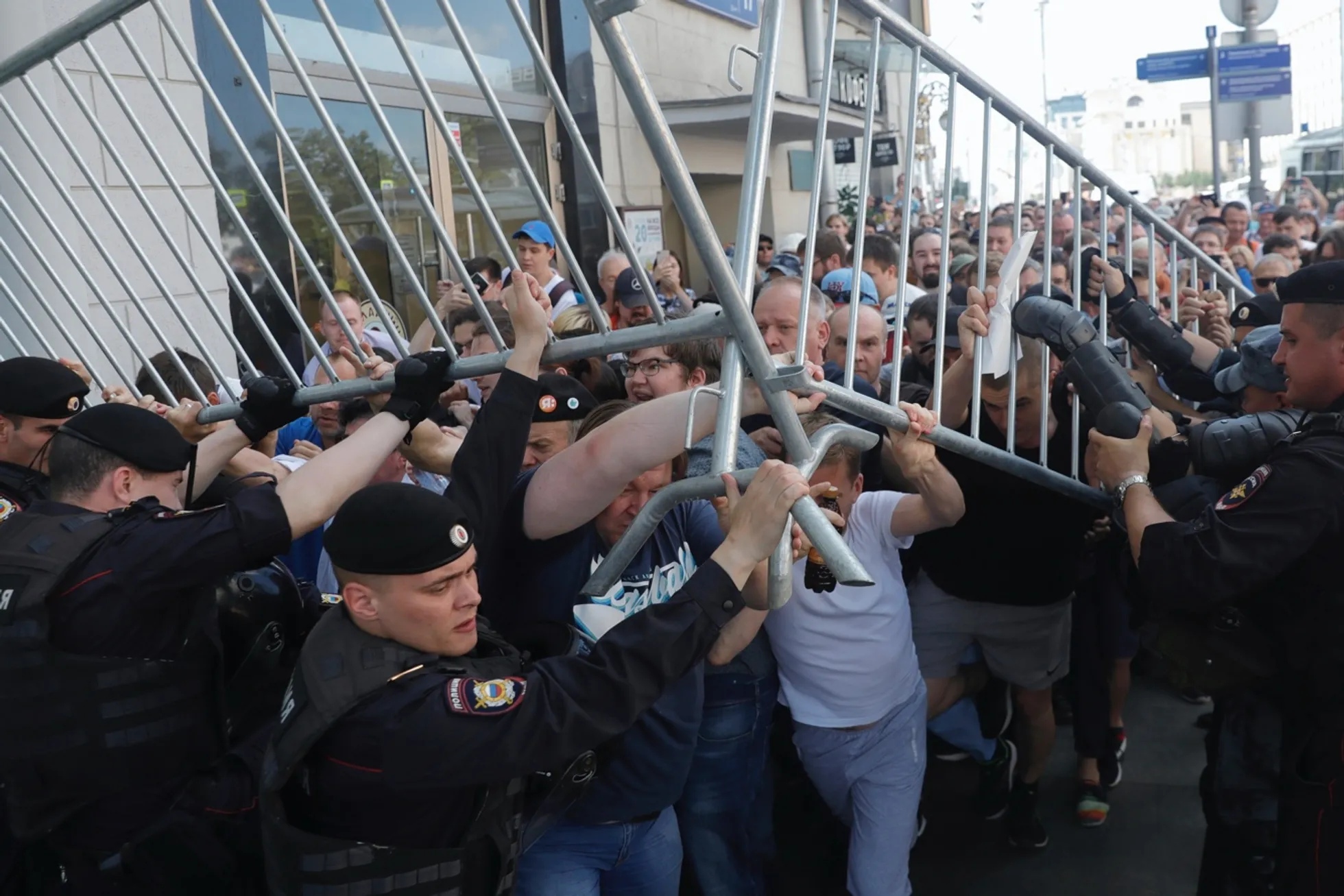 Нападение на граждан страны. Москва июль 2019 протесты. Массовые беспорядки митинг. Массовые протесты в Москве.