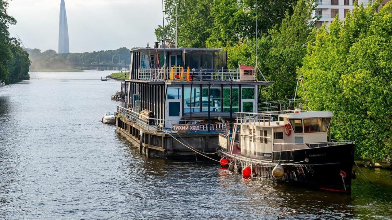 Как семья из Петербурга уже пять лет живёт в собственном доме на воде