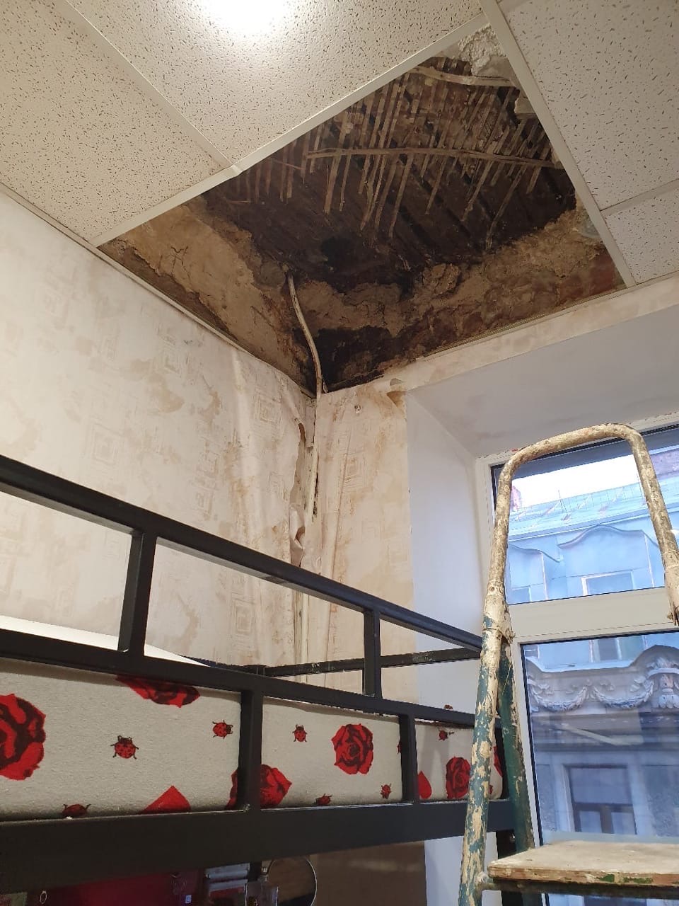 Сонник потолок в квартире. Рухнул потолок. Обвалился потолок. Обрушение потолка. Обвалился потолок в квартире.