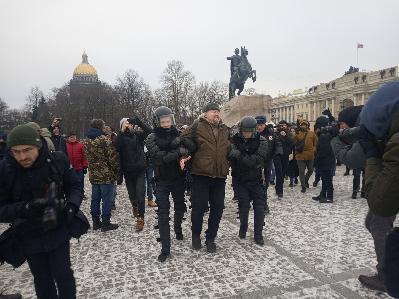 Сегодня на площади. Сенатская площадь Санкт-Петербург митинг. Путин на Сенатской площади. Протест СПБ Сенатская. Сенатская площадь Санкт-Петербург оцепление полиции.